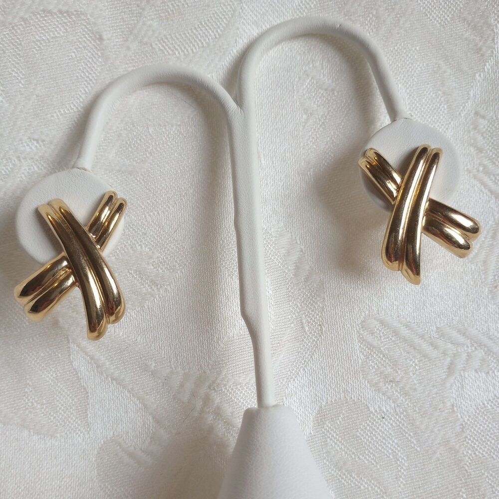 Avon Dramatic Kiss Earrings. 1990. E358